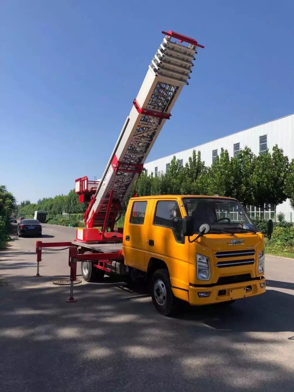 掇刀附近的云梯车出租服务：轻松解决高空作业需求